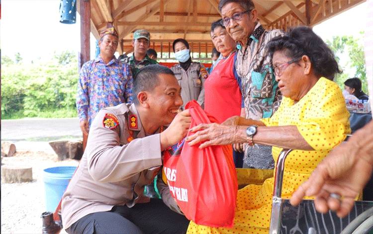 Kapolres Kobar Berikan Bantuan Sosial pada Lansia