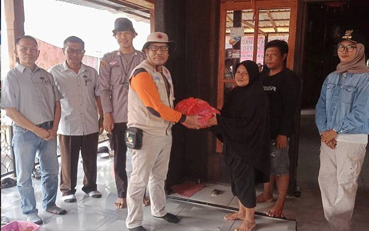 BPBD Damkar Barito Timur Kembali Salurkan Bantuan ke Desa Muara Palantau