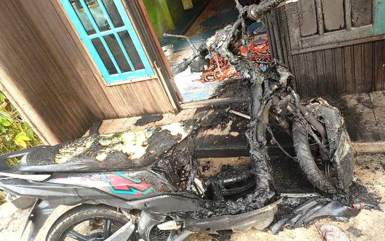 Rumah Adik Sekdes Lemo I Diduga Mau Dibakar OTK