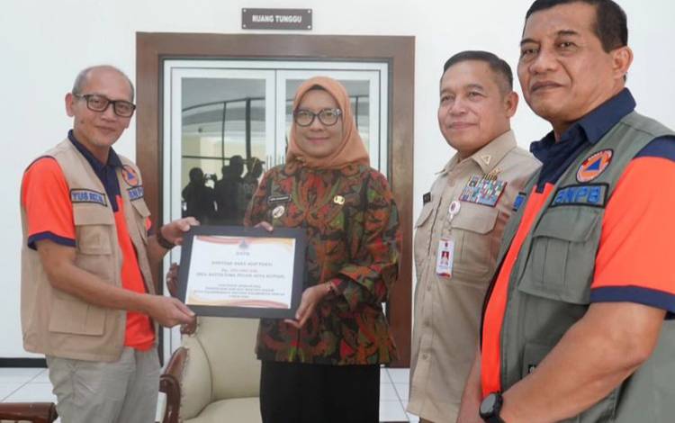BNPB Serahkan Bantuan Penanganan Banjir di Palangka Raya