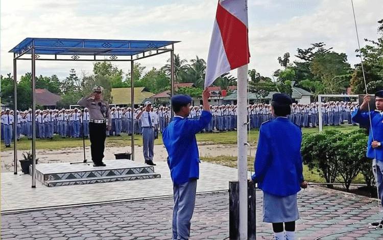 Warga SMAN 5 Palangka Raya Diingatkan Kelengkapan Surat Berkendara