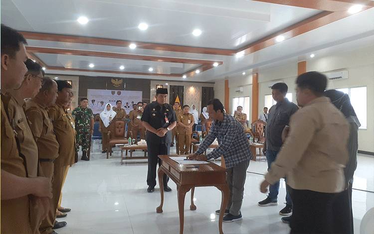 Pemkab Kobar Ikuti Penandatanganan Kontrak Pengadaan Barang dan Jasa se-Kalteng