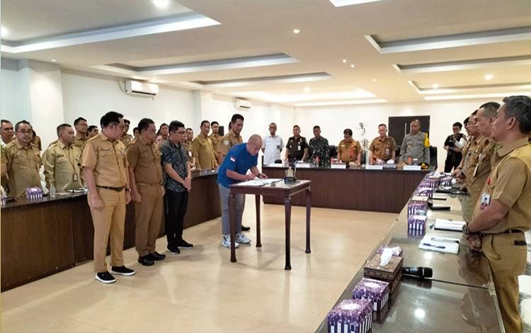 Pemkab Kapuas Ikuti Kick Off Penandatanganan Pengadaan Barang dan Jasa Lingkup Pemprov Kalteng