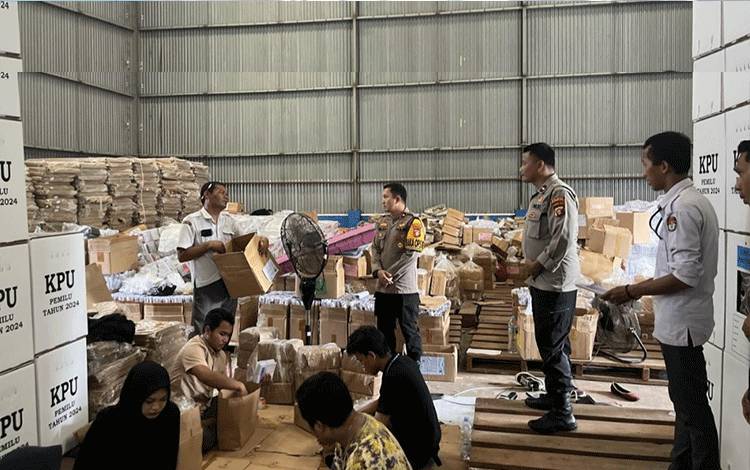 Cek Gudang Logistik KPU, Wakapolres Kobar Pastikan Aman