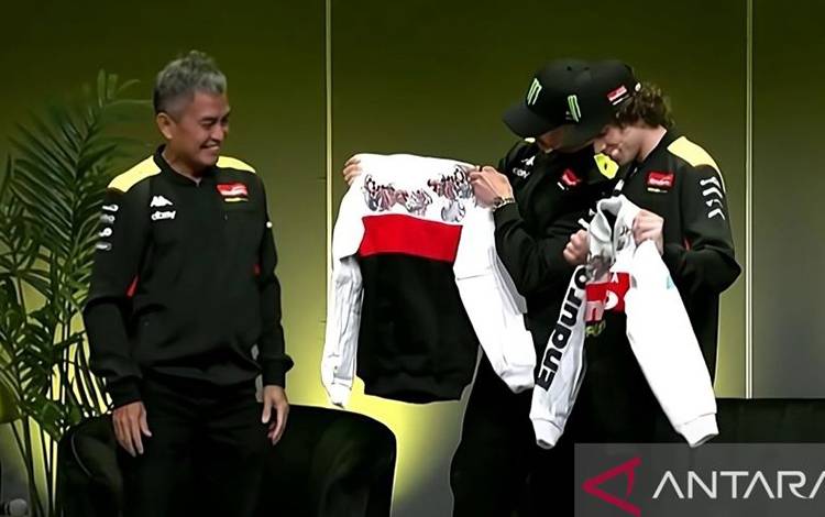 Valentino Rossi Kenakan Jaket Batik di Launching Tim VR46