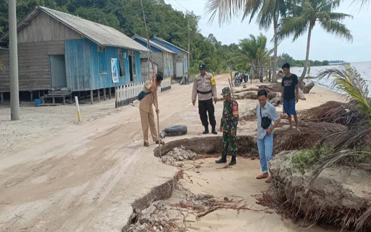 Babinsa Tinjau Lokasi Abrasi di Keraya