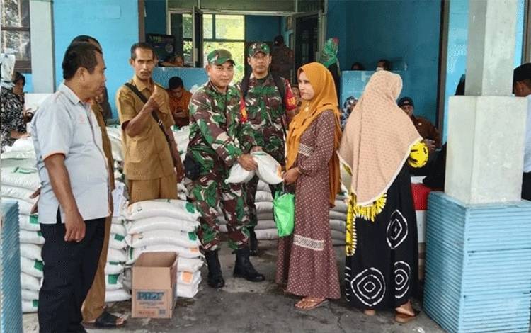 Babinsa Koramil Kapuas Hilir Dampingi Penyaluran Bantuan Pangan Beras?