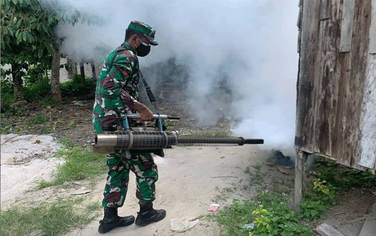 Tekan Penyebaran DBD, Permukiman Warga Kelurahan Kotawaringin Hilir Difogging