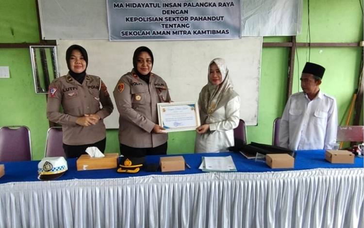 Polsek Pahandut dan MA Hidayatul Insan Teken MoU Sekolah Aman Mitra Kamtibmas