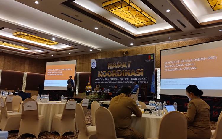 Kadisdik Seruyan Paparkan Upaya Revitalisasi Bahasa Daerah