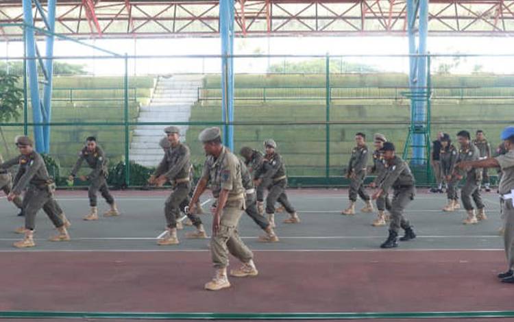 Anggota Satpol PP Seruyan Latihan Penggunaan Borgol