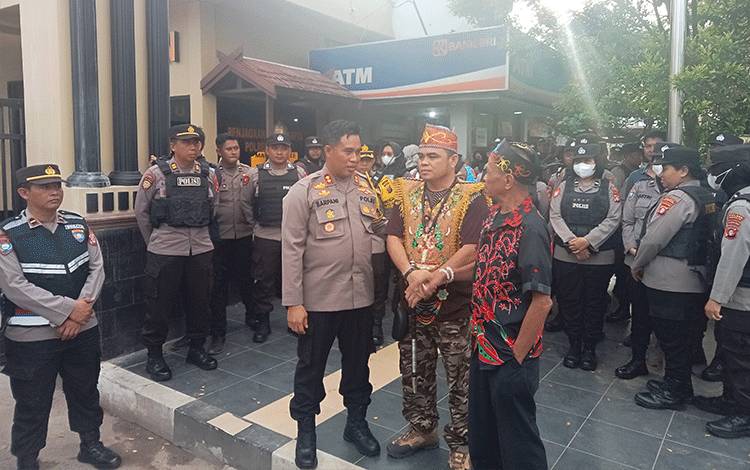 Fordayak Kotim Menuntut Polres Kotim Membebaskan Tersangka Kasus Pencurian CPO