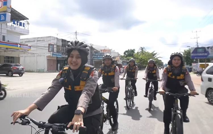 Polwan Ditsamapta Polda Kalteng Patroli Dialogis Cegah Gangguan Kamtibmas