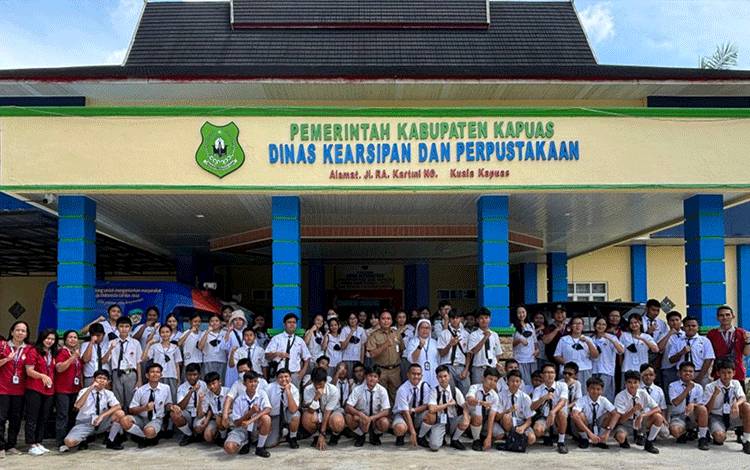 Disarpustaka Kapuas Dikunjungi Pelajar SMP Katolik Santo Paulus