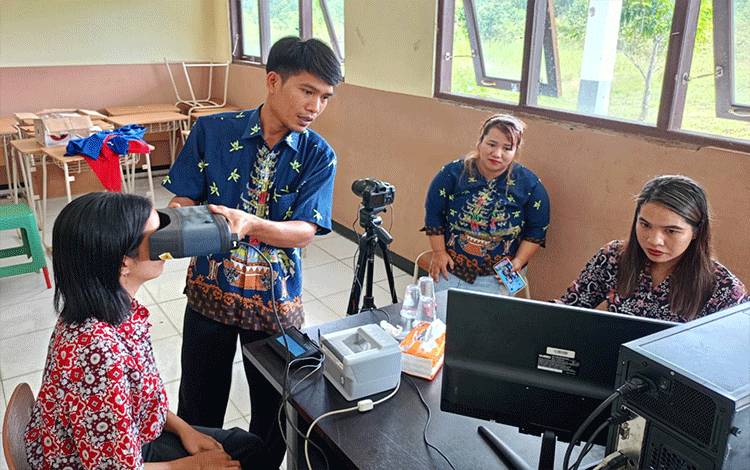 Disdukcapil Barito Timur Rekam KTP-El di SMAN 1 Karusen Janang dan SMKN 1 Raren Batuah