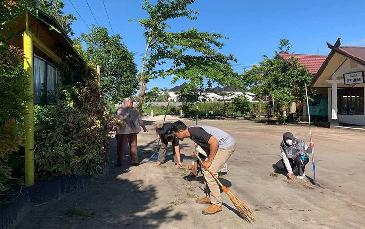 Lurah Panarung Pimpin Kerja Bakti di Halaman Kantor Kelurahan