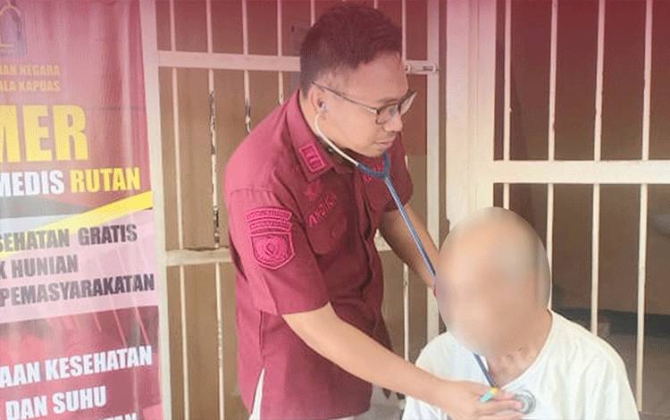 Petugas Klinik Barigas Rutan Kapuas Bagikan Vitamin dan Cek Kesehatan WBP?