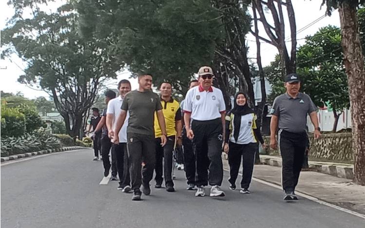Pj Bupati Kobar Ikuti Jalan Sehat dan Deklarasi Pemilu Damai Serentak se-Kalteng
