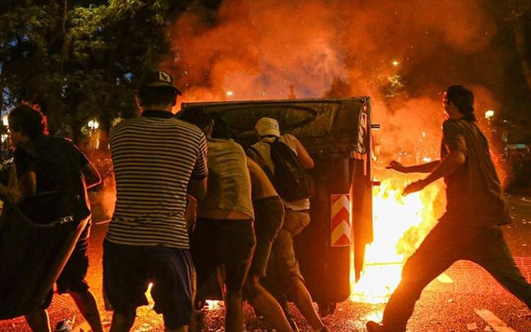 Bentrokan dalam Aksi Protes di Argentina Lukai 60 Orang