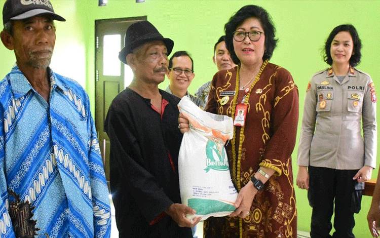 Pemkab Lamandau Salurkan Bantuan Cadangan Pangan Beras
