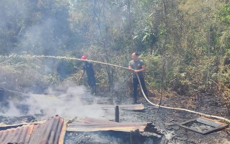 Rumah Kosong di Jalan Pasendeng Palangka Raya Terbakar
