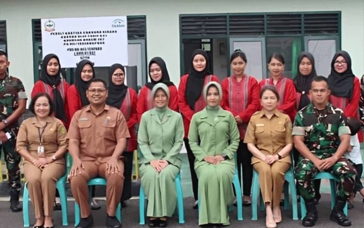 Kepala Daldukkbp3apm Palangka Raya Kunjungi Posyandu Anggrek IV Yonif 631