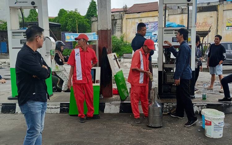 UPTD Metrologi Legal Palangka Raya Tera Ulang Pompa Ukur Bahan Bakar Minyak