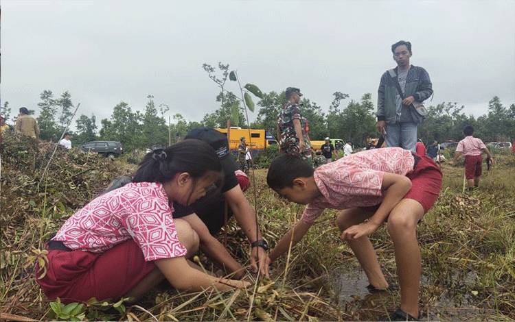 Pemkab Kobar Salurkan Bantuan PIP Kepada 10.289 Peserta Didik