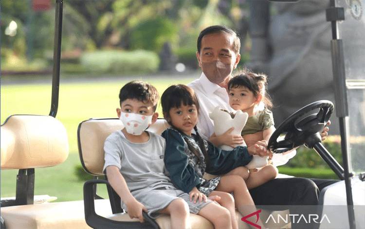 Jokowi Bagikan Momen Momong Cucu di Media Sosial