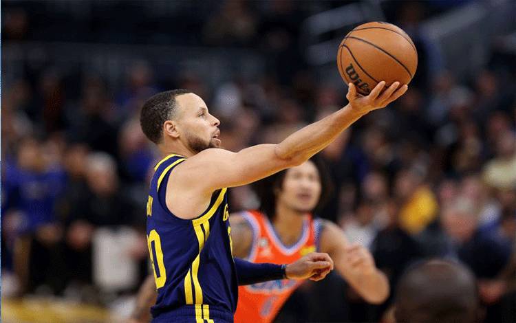 Curry Bawa Kemenangan Warriors di 0,7 Detik Terakhir