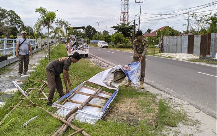 Satpol PP Palangka Raya Bersihkan Alat Peraga Kampanye