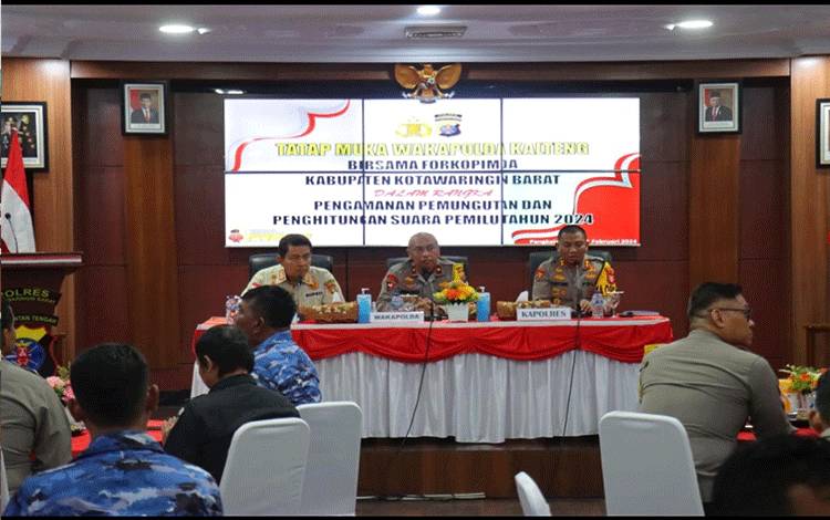 Wakapolda Kalteng Bahas Pengamanan Pemilu Bersama Unsur Forkopimda di Kobar