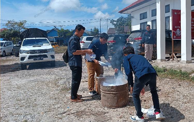 KPU Gunung Mas Musnahkan Ratusan Surat Suara