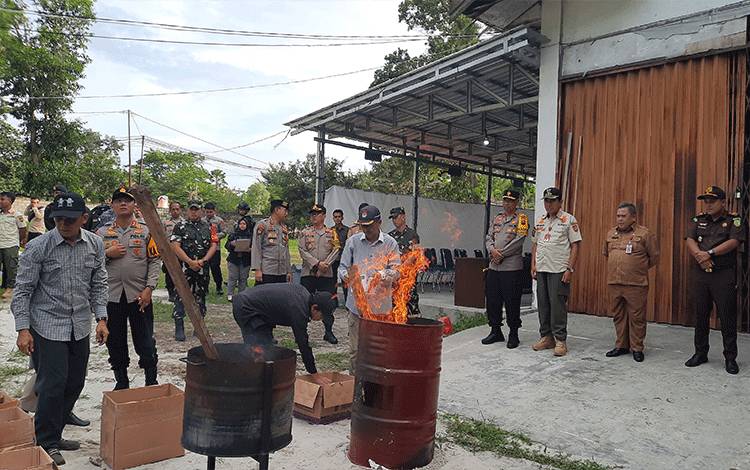 KPU Kobar Musnahkan Suara Rusak dan Sisa Dengan Cara Dibakar