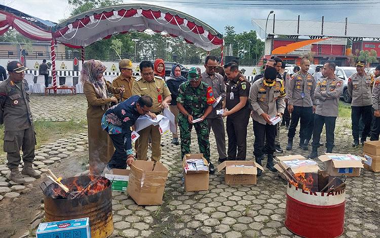 KPU Kapuas Musnahkan 2.499 Surat Suara Rusak dan Sisa