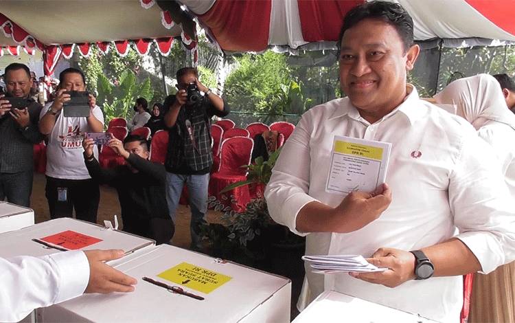 Kenakan Kemeja Putih, Wagub Kalteng dan Istri Coblos di TPS 02 Pulang Pisau