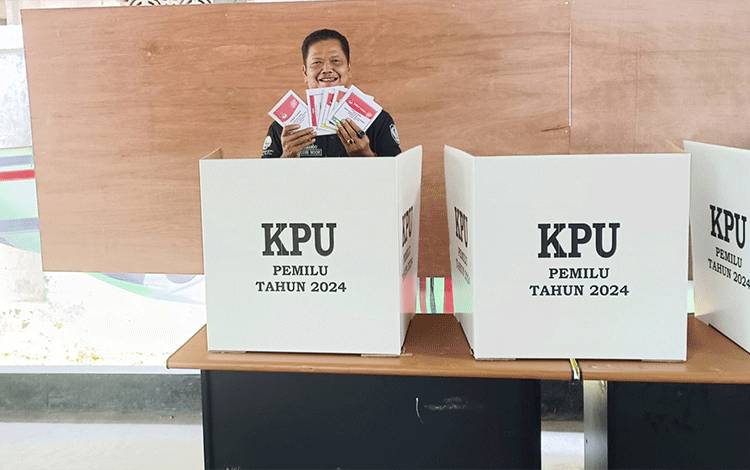 Pj Bupati Seruyan Gunakan Hak Pilih di TPS 16