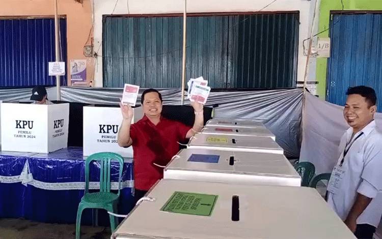 Wakil Ketua I DPRD Kapuas Mencoblos di TPS 08 Kelurahan Selat Barat