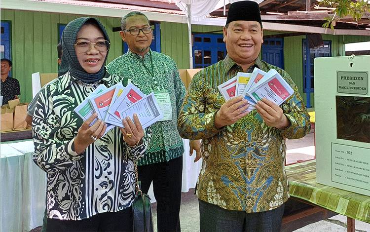 Nyoblos di TPS 22, Bupati Kotim: Boleh Beda Pilihan Tetapi Tetap Jaga Persatuan