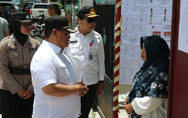 Bupati Kotim Pantau Pemilu di Sejumlah TPS, Apresiasi Tingginya Partisipasi Pemilih