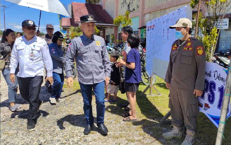 Usai Mencoblos, Bupati dan Wakil Bupati Gunung Mas Tinjau Sejumlah TPS