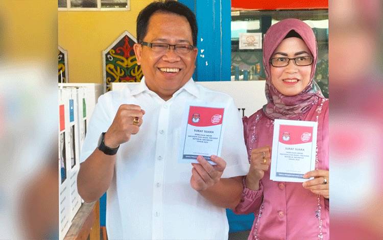 Pj Bupati Kapuas dan Istri Mencoblos di TPS 14 Kelurahan Selat Hilir