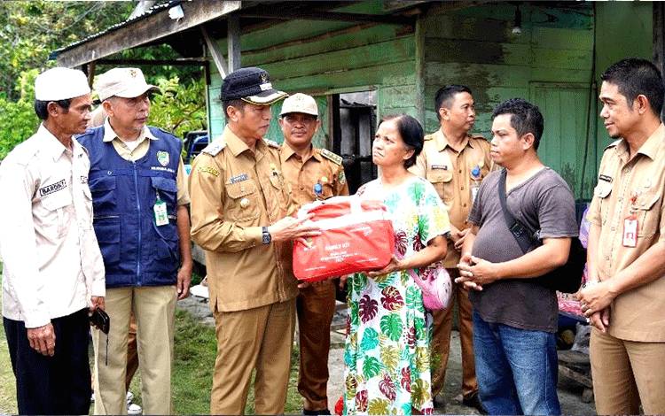 Pj Bupati Barito Utara Serahkan Bantuan Untuk Korban Kebakaran di Jingah dan Desa Ipu