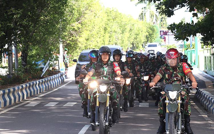 Kodim 1013 Muara Teweh dan Polres Barito Utara Patroli Pantau Pemungutan Suara
