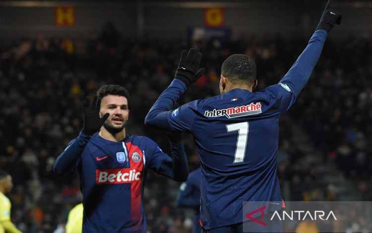 PSG Bidik Bek Muda Potensial Valencia Yarek Gasiorowski