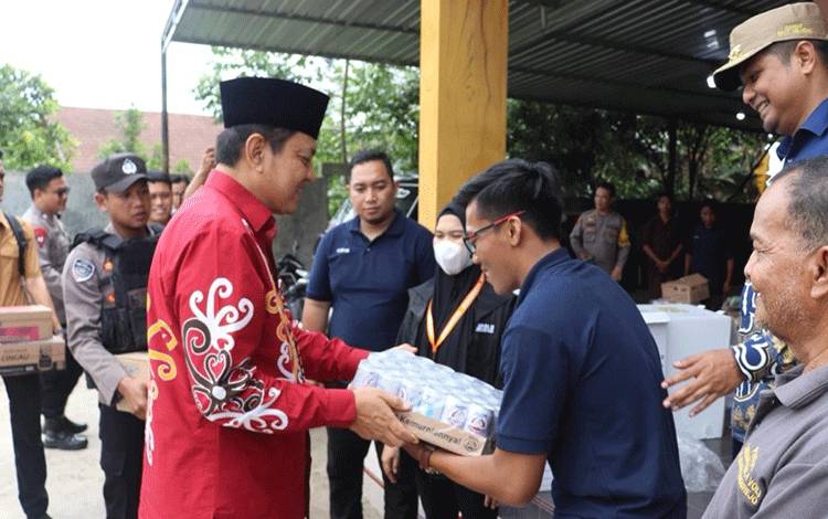 Apresiasi Petugas KPPS, Pj Bupati Kobar Berikan Vitamin dan Suplemen