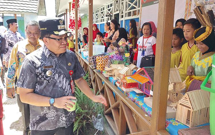 Pj Bupati Kapuas Buka Kegiatan Panen Hasil Belajar Dua SDN Ini