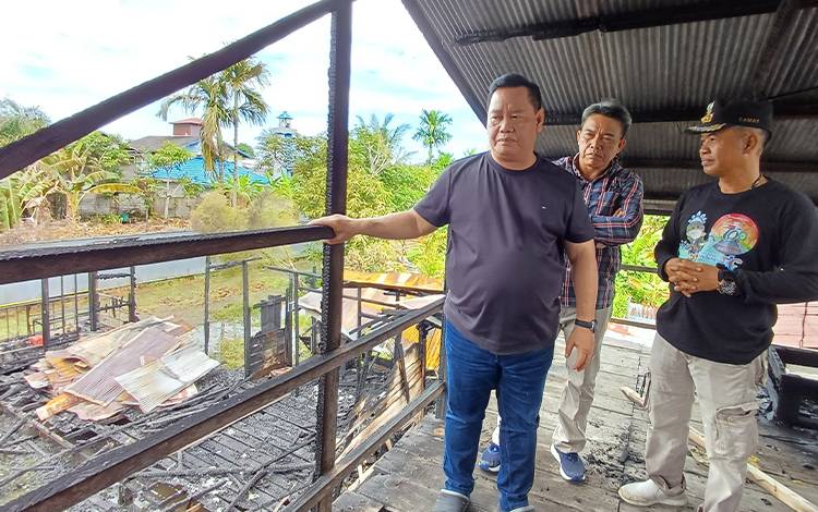Bupati Kotim Beri Bantuan untuk Warga Terdampak Kebakaran di Baamang Tengah