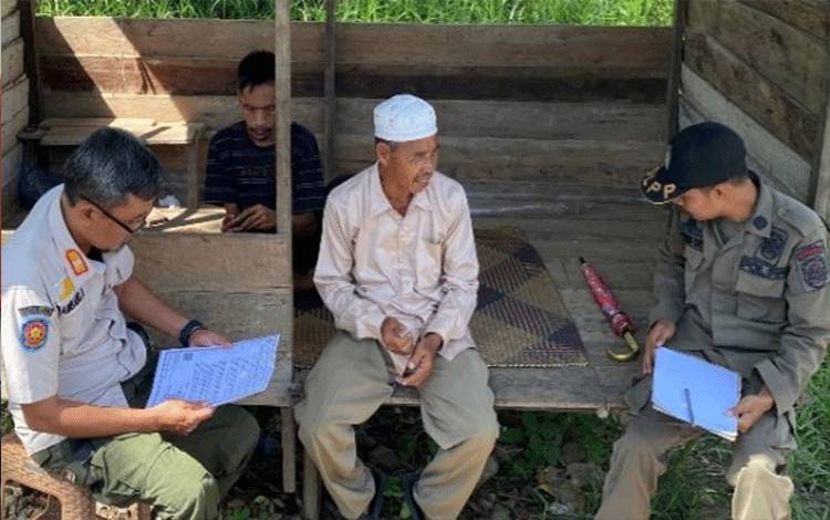 Satpol PP dan Damkar Kapuas Awasi Aksi Pengumpulan Uang dan Barang di Jalanan