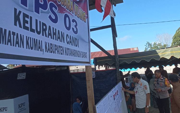 Pj Bupati Kobar Pantau Pelaksanaan PSU di TPS 03 Candi